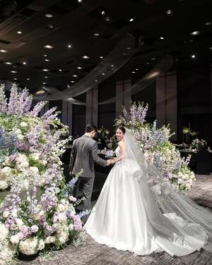 まばゆいウエディングドレス姿のナム・ボラ、花婿はがっしりした体格