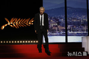 ハル・ベリーと手をつないだホン・サンス監督、審査員としてカンヌ映画祭のレッドカーペットに登場