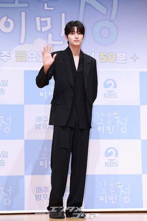 【フォト】バラエティー初挑戦のキム・ジェウォン、モデルのようなスタイルに視線集中