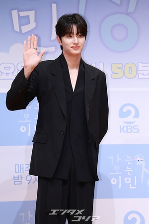 【フォト】バラエティー初挑戦のキム・ジェウォン、モデルのようなスタイルに視線集中