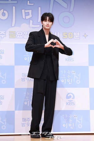 【フォト】バラエティー初挑戦のキム・ジェウォン、モデルのようなスタイルに視線集中