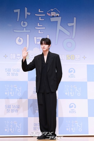 【フォト】バラエティー初挑戦のキム・ジェウォン、モデルのようなスタイルに視線集中