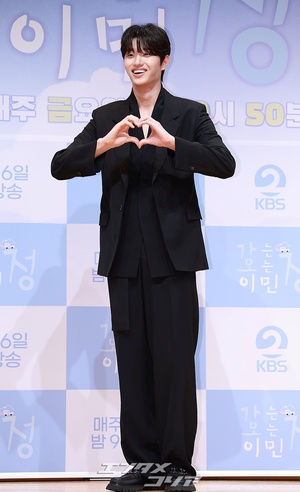 【フォト】バラエティー初挑戦のキム・ジェウォン、モデルのようなスタイルに視線集中