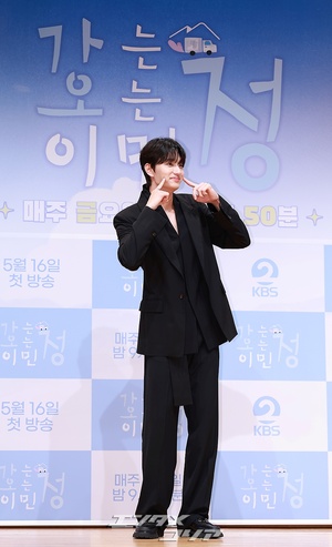 【フォト】バラエティー初挑戦のキム・ジェウォン、モデルのようなスタイルに視線集中