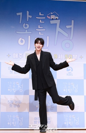 【フォト】バラエティー初挑戦のキム・ジェウォン、モデルのようなスタイルに視線集中