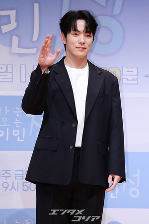 【フォト】キム・ジョンヒョン、バラエティー出演でイメチェン