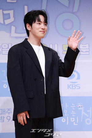 【フォト】キム・ジョンヒョン、バラエティー出演でイメチェン