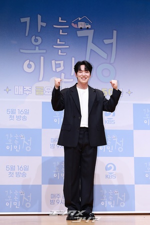 【フォト】キム・ジョンヒョン、バラエティー出演でイメチェン