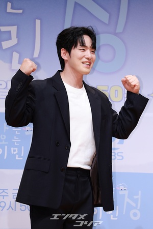 【フォト】キム・ジョンヒョン、バラエティー出演でイメチェン