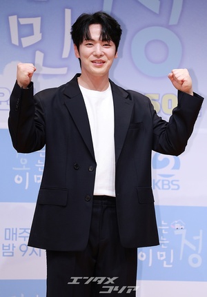 【フォト】キム・ジョンヒョン、バラエティー出演でイメチェン