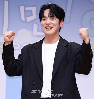 【フォト】キム・ジョンヒョン、バラエティー出演でイメチェン