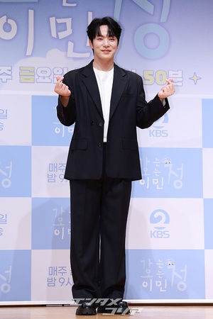 【フォト】キム・ジョンヒョン、バラエティー出演でイメチェン