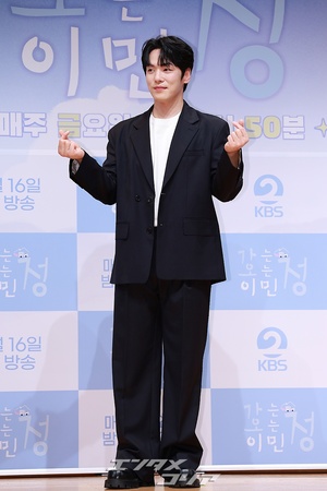 【フォト】キム・ジョンヒョン、バラエティー出演でイメチェン