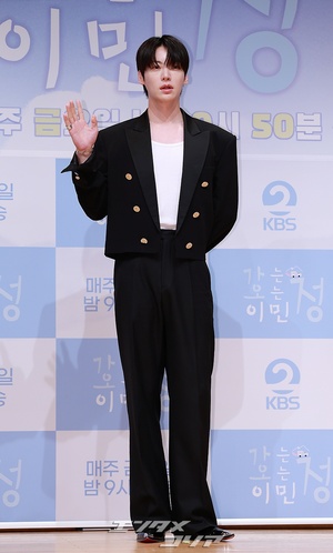 【フォト】アン・ジェヒョン、広い肩際立つ黒スーツ姿