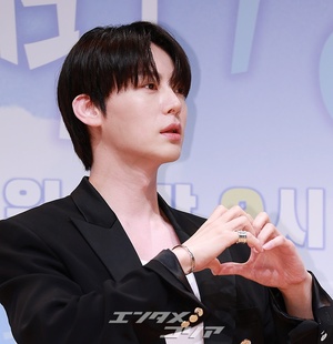 【フォト】アン・ジェヒョン、広い肩際立つ黒スーツ姿