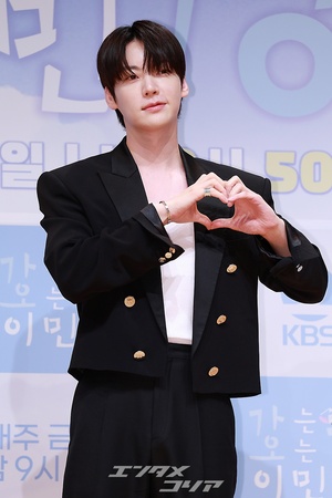 【フォト】アン・ジェヒョン、広い肩際立つ黒スーツ姿