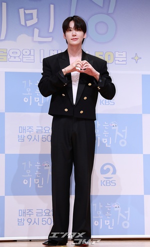 【フォト】アン・ジェヒョン、広い肩際立つ黒スーツ姿