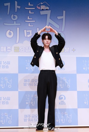 【フォト】アン・ジェヒョン、広い肩際立つ黒スーツ姿