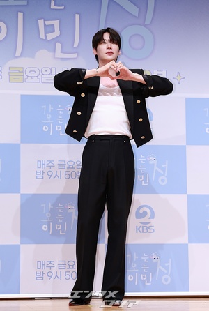 【フォト】アン・ジェヒョン、広い肩際立つ黒スーツ姿