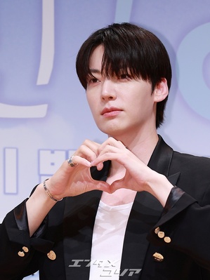 【フォト】アン・ジェヒョン、広い肩際立つ黒スーツ姿