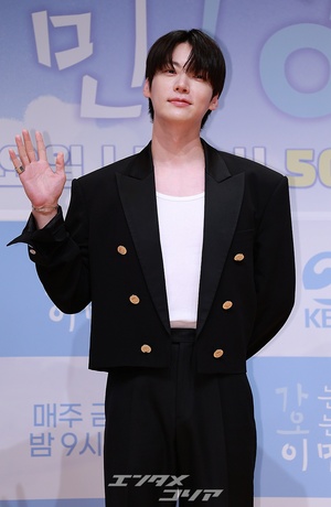 【フォト】アン・ジェヒョン、広い肩際立つ黒スーツ姿