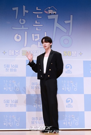 【フォト】アン・ジェヒョン、広い肩際立つ黒スーツ姿