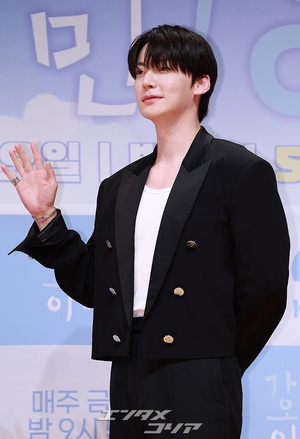 【フォト】アン・ジェヒョン、広い肩際立つ黒スーツ姿