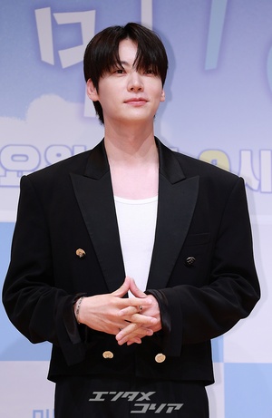 【フォト】アン・ジェヒョン、広い肩際立つ黒スーツ姿