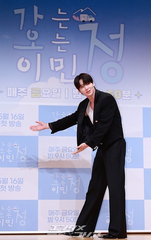 【フォト】アン・ジェヒョン、広い肩際立つ黒スーツ姿