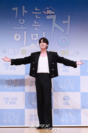 【フォト】アン・ジェヒョン、広い肩際立つ黒スーツ姿