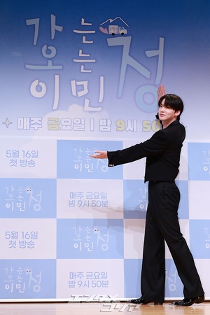 【フォト】アン・ジェヒョン、広い肩際立つ黒スーツ姿