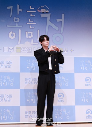 【フォト】アン・ジェヒョン、広い肩際立つ黒スーツ姿