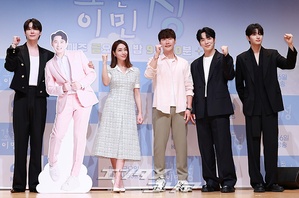 【フォト】ポーズを取る『行く情来る情イ・ミンジョン』の出演者たち