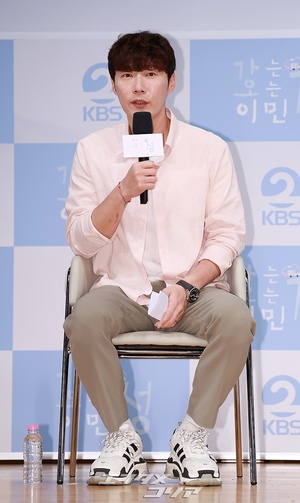 【フォト】ポーズを取る『行く情来る情イ・ミンジョン』の出演者たち