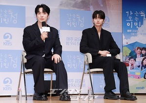 【フォト】ポーズを取る『行く情来る情イ・ミンジョン』の出演者たち