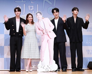 【フォト】ポーズを取る『行く情来る情イ・ミンジョン』の出演者たち