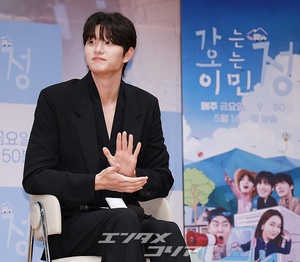 【フォト】ポーズを取る『行く情来る情イ・ミンジョン』の出演者たち