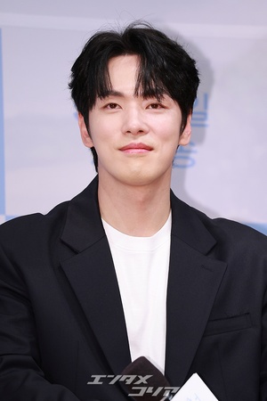 【フォト】ポーズを取る『行く情来る情イ・ミンジョン』の出演者たち