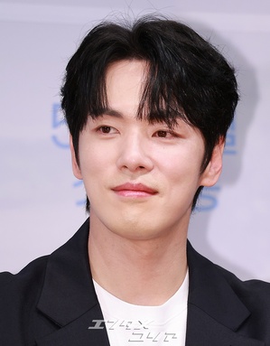 【フォト】ポーズを取る『行く情来る情イ・ミンジョン』の出演者たち