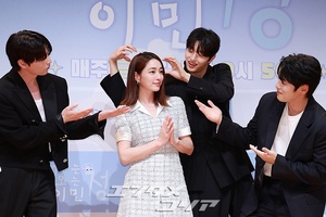 【フォト】ポーズを取る『行く情来る情イ・ミンジョン』の出演者たち