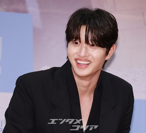 【フォト】ポーズを取る『行く情来る情イ・ミンジョン』の出演者たち