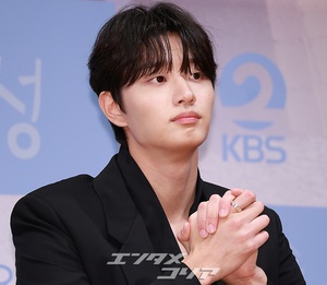 【フォト】ポーズを取る『行く情来る情イ・ミンジョン』の出演者たち