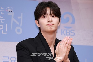 【フォト】ポーズを取る『行く情来る情イ・ミンジョン』の出演者たち