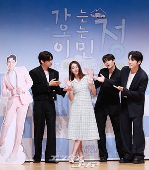 【フォト】ポーズを取る『行く情来る情イ・ミンジョン』の出演者たち