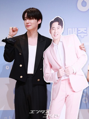 【フォト】ポーズを取る『行く情来る情イ・ミンジョン』の出演者たち