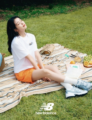 【フォト】IU、New Balance夏キャンペーンでさわやかなビジュアル