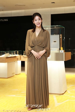 【フォト】チャ・ジュヨン、ギリシャの女神のよう…マキシワンピ姿が上品