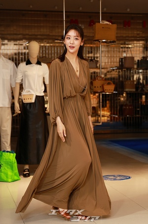 【フォト】チャ・ジュヨン、ギリシャの女神のよう…マキシワンピ姿が上品