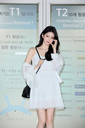 【フォト】ハン・ソヒ　カンヌ国際映画祭出席のため出発…清純ワンピース・コーデ