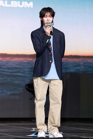 【フォト】胸がキュンとなるRIIZEウォンビンの眼差し